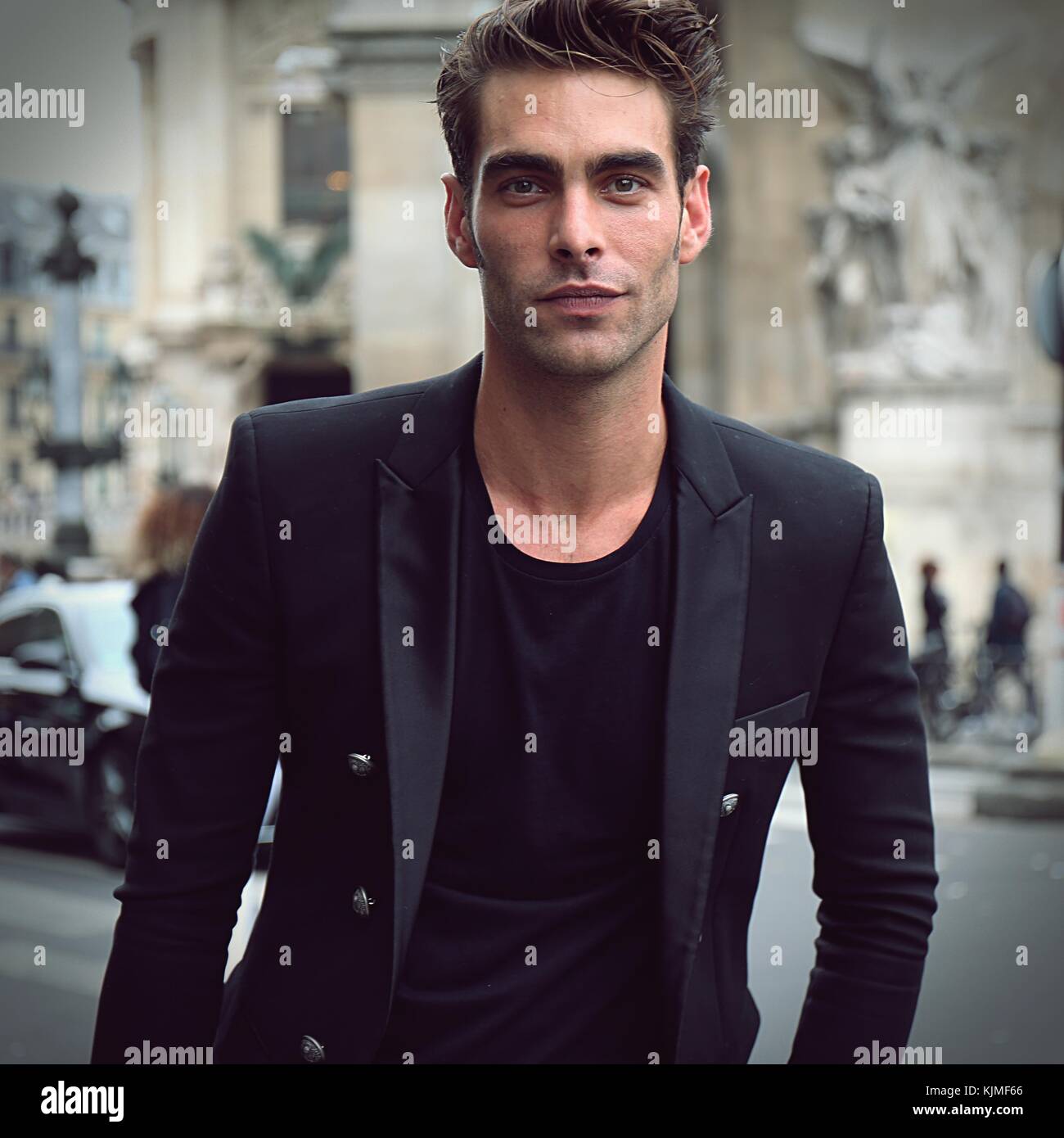 PARIS - 28. September 2017 Jon Kortajarena auf der Straße während der Pariser Fashion Week Stockfoto