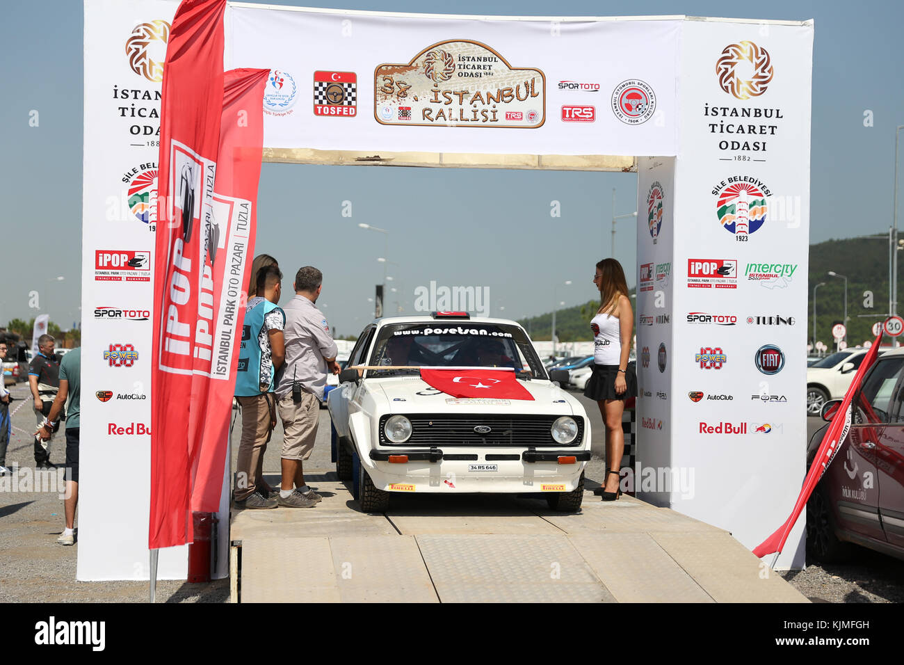 ISTANBUL, TÜRKEI - 09. SEPTEMBER 2017: Kemal Gamgam mit Ford Escort MKII feierlich zum Start der ISOK Istanbul Rallye Stockfoto