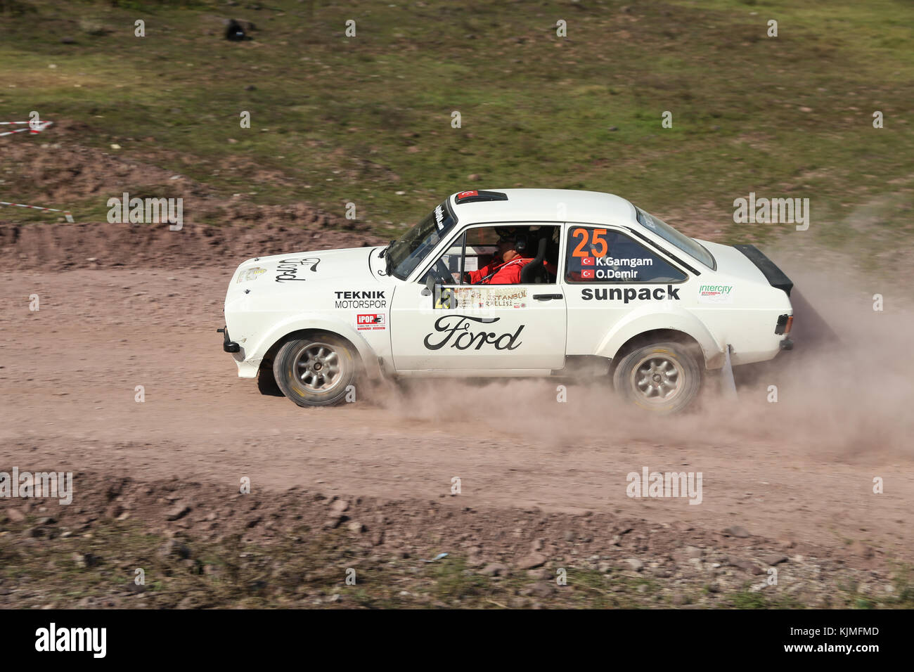 ISTANBUL, TÜRKEI - 09. SEPTEMBER 2017: Kemal Gamgam fährt Ford Escort MKII bei der ISOK Istanbul Rally Stockfoto