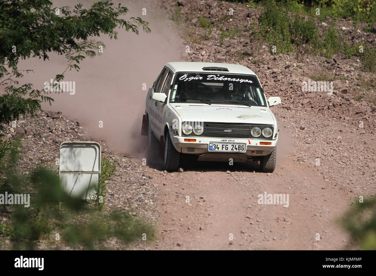 ISTANBUL, TÜRKEI - 09. SEPTEMBER 2017: Levent Gur fährt Fiat 131 bei der ISOK Istanbul Rally Stockfoto