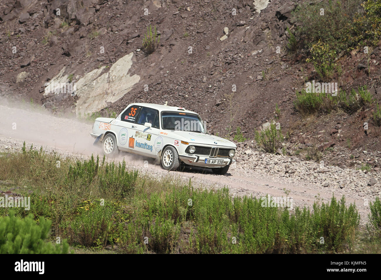 ISTANBUL, TÜRKEI - 09. SEPTEMBER 2017: Ibrahim Ozturk fährt BMW 1502 bei der ISOK Istanbul Rally Stockfoto