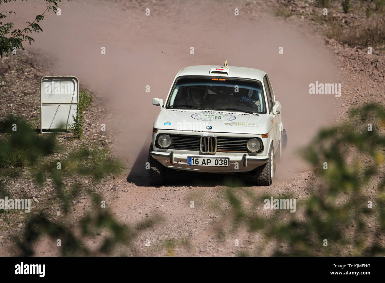 ISTANBUL, TÜRKEI - 09. SEPTEMBER 2017: Ibrahim Ozturk fährt BMW 1502 bei der ISOK Istanbul Rally Stockfoto