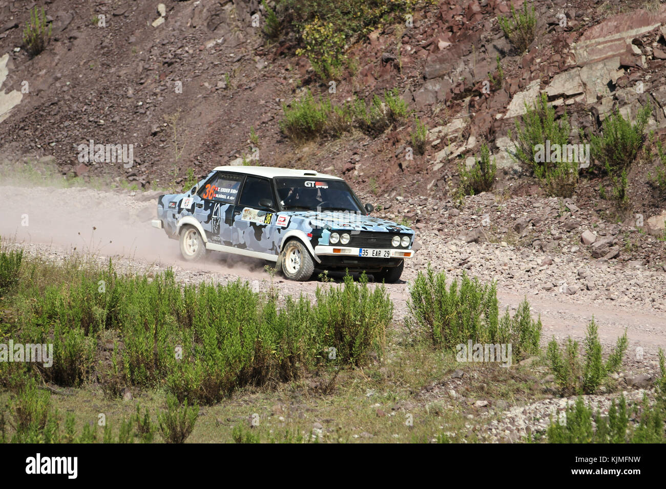 ISTANBUL, TÜRKEI - 09. SEPTEMBER 2017: Ali Nijad Sirel fährt Fiat 131 bei der ISOK Istanbul Rally Stockfoto