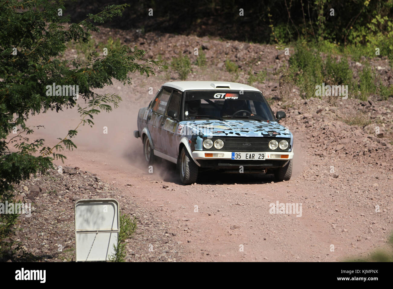 ISTANBUL, TÜRKEI - 09. SEPTEMBER 2017: Ali Nijad Sirel fährt Fiat 131 bei der ISOK Istanbul Rally Stockfoto