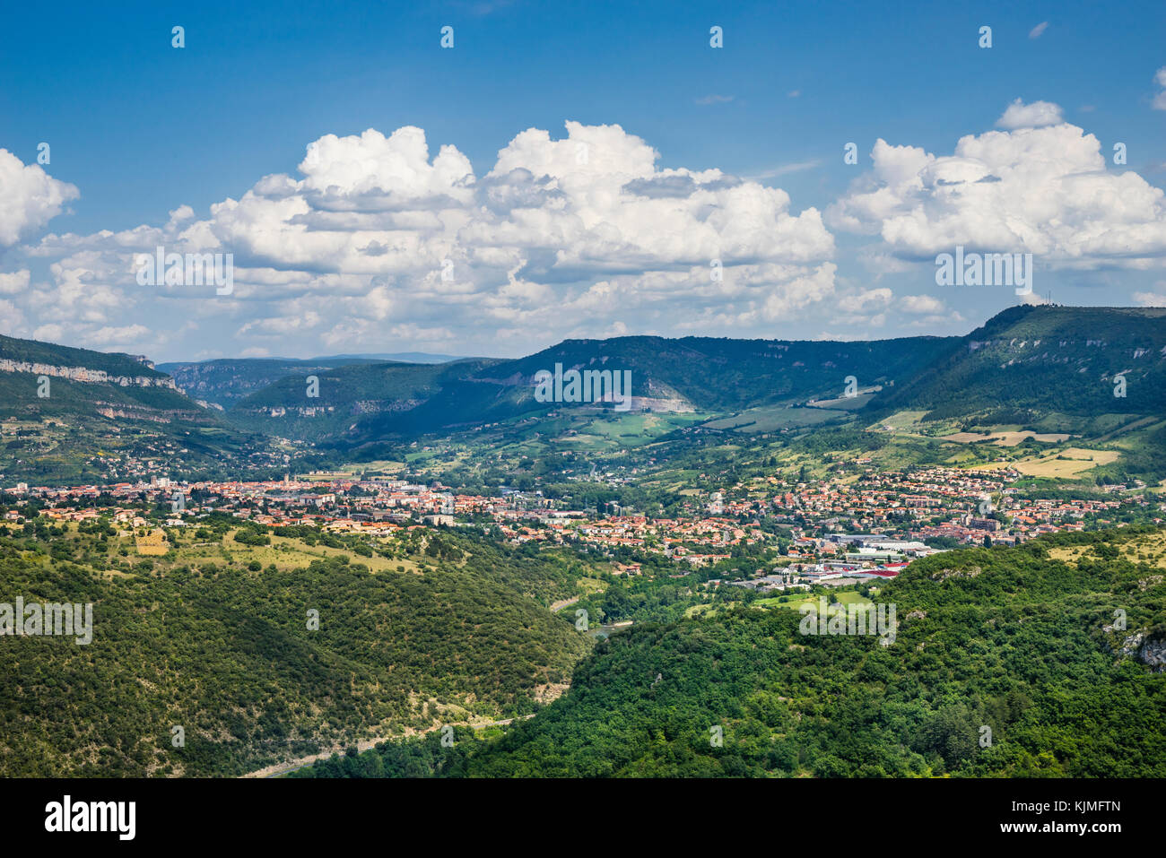 Frankreich, Region Occitanie, Millau und der Schlucht des Flusses Tarn, Ansicht von Millau und der Schlucht des Flusses Tarn Stockfoto