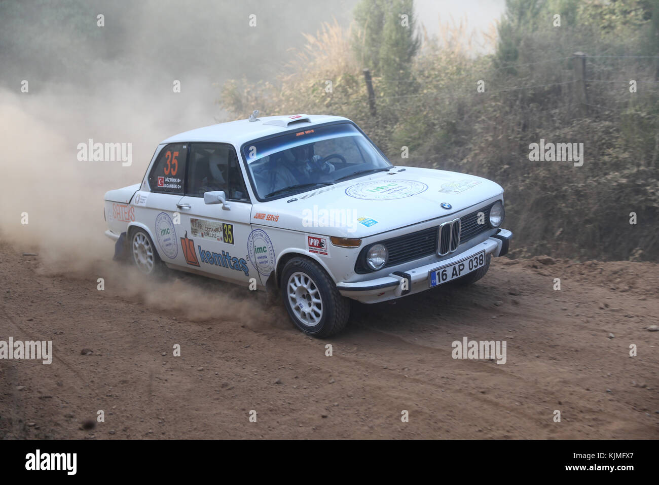 ISTANBUL, TÜRKEI - 09. SEPTEMBER 2017: Ibrahim Ozturk fährt BMW 1502 bei der ISOK Istanbul Rally Stockfoto