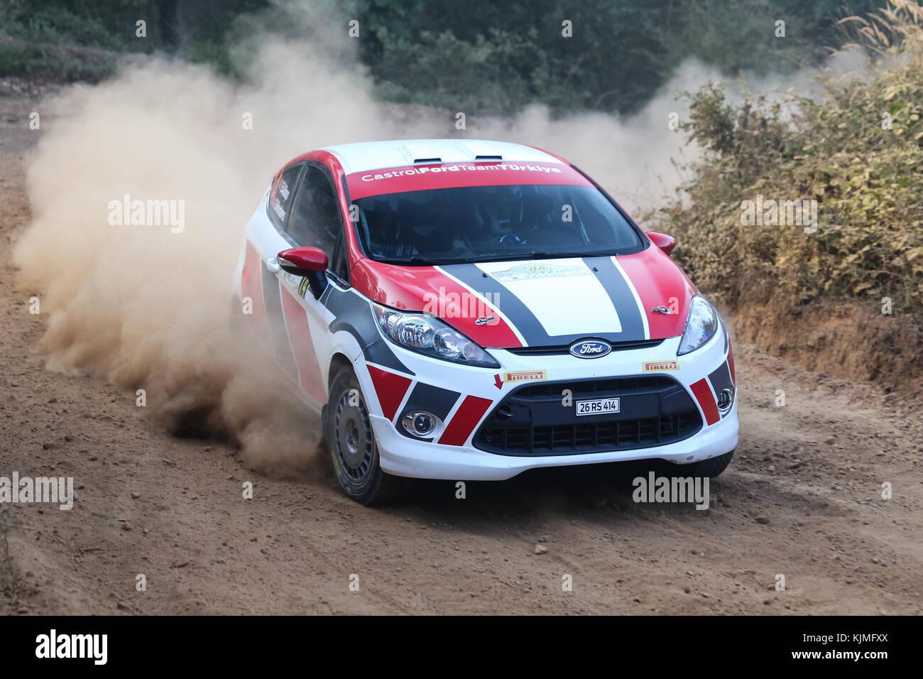 ISTANBUL, TÜRKEI - 09. SEPTEMBER 2017: Emrah Ali Baso fährt Ford Fiesta bei der ISOK Istanbul Rally Stockfoto