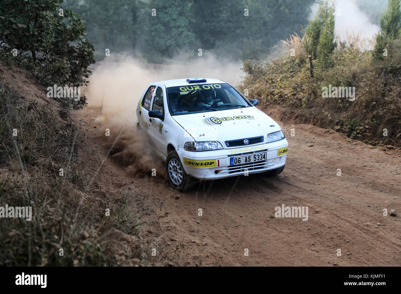 ISTANBUL, TÜRKEI - 09. SEPTEMBER 2017: Mert Gur fährt Fiat Palio bei der ISOK Istanbul Rally Stockfoto