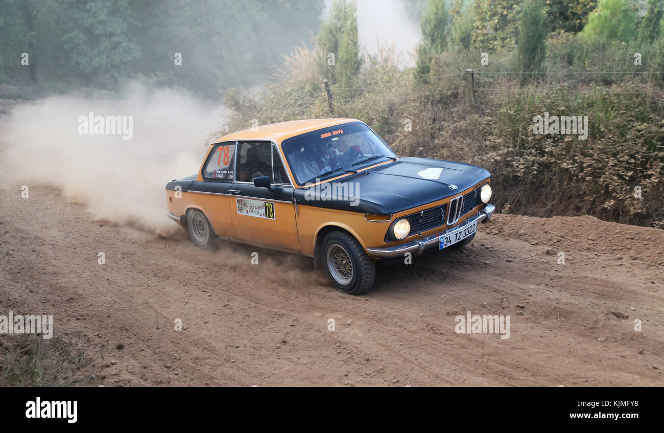 ISTANBUL, TÜRKEI - 09. SEPTEMBER 2017: Haydar Guclu fährt BMW 2002 TI bei der ISOK Istanbul Rally Stockfoto
