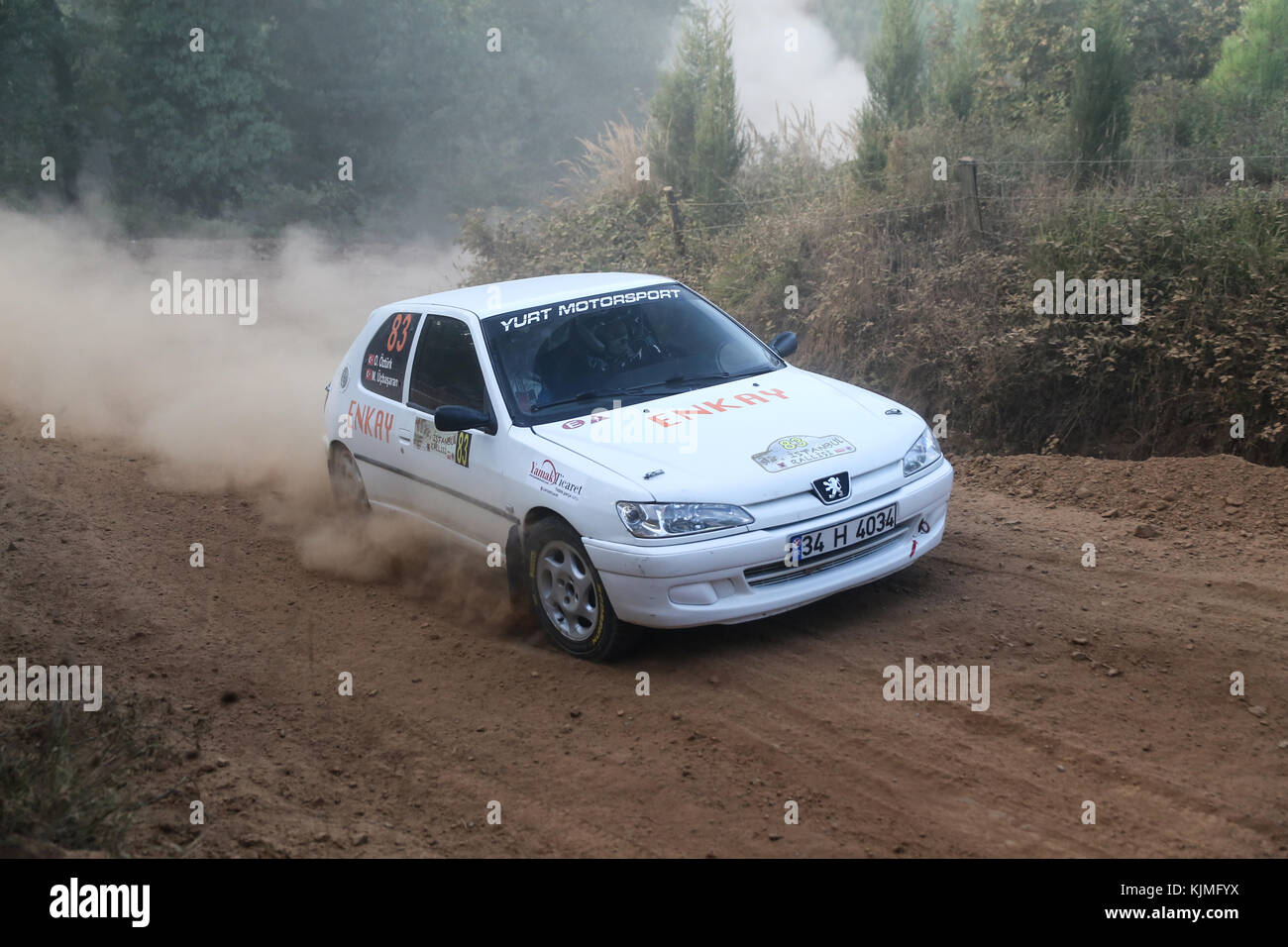 ISTANBUL, TÜRKEI - 09. SEPTEMBER 2017: Murat Ucbasaran fährt Peugeot 206 GTI bei der ISOK Istanbul Rally Stockfoto