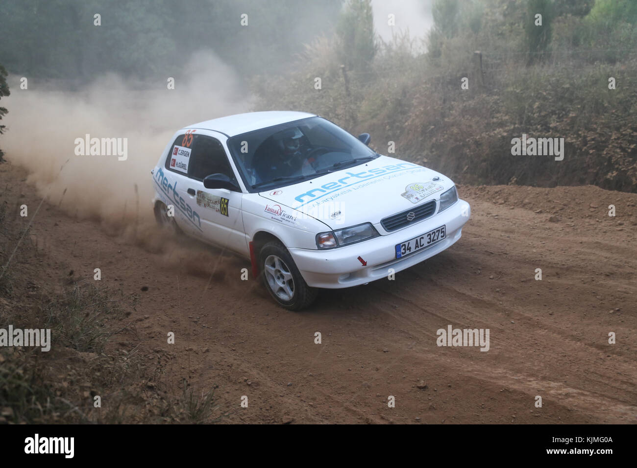 ISTANBUL, TÜRKEI - 09. SEPTEMBER 2017: Hakan Gurel fährt Suzuki Baleno bei der ISOK Istanbul Rally Stockfoto
