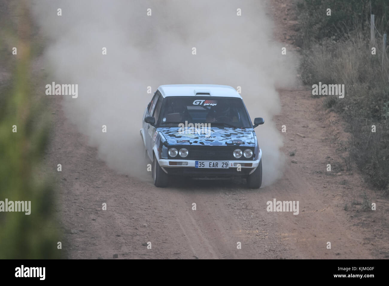 ISTANBUL, TÜRKEI - 09. SEPTEMBER 2017: Ali Nijad Sirel fährt Fiat 131 bei der ISOK Istanbul Rally Stockfoto