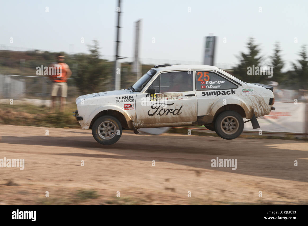ISTANBUL, TÜRKEI - 10. SEPTEMBER 2017: Kemal Gamgam fährt Ford Escort MKII bei der ISOK Istanbul Rally Stockfoto