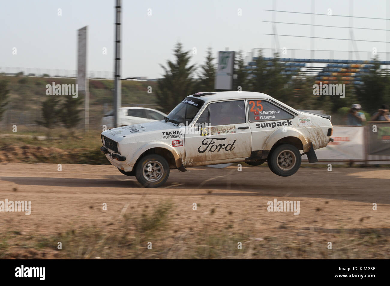 ISTANBUL, TÜRKEI - 10. SEPTEMBER 2017: Kemal Gamgam fährt Ford Escort MKII bei der ISOK Istanbul Rally Stockfoto
