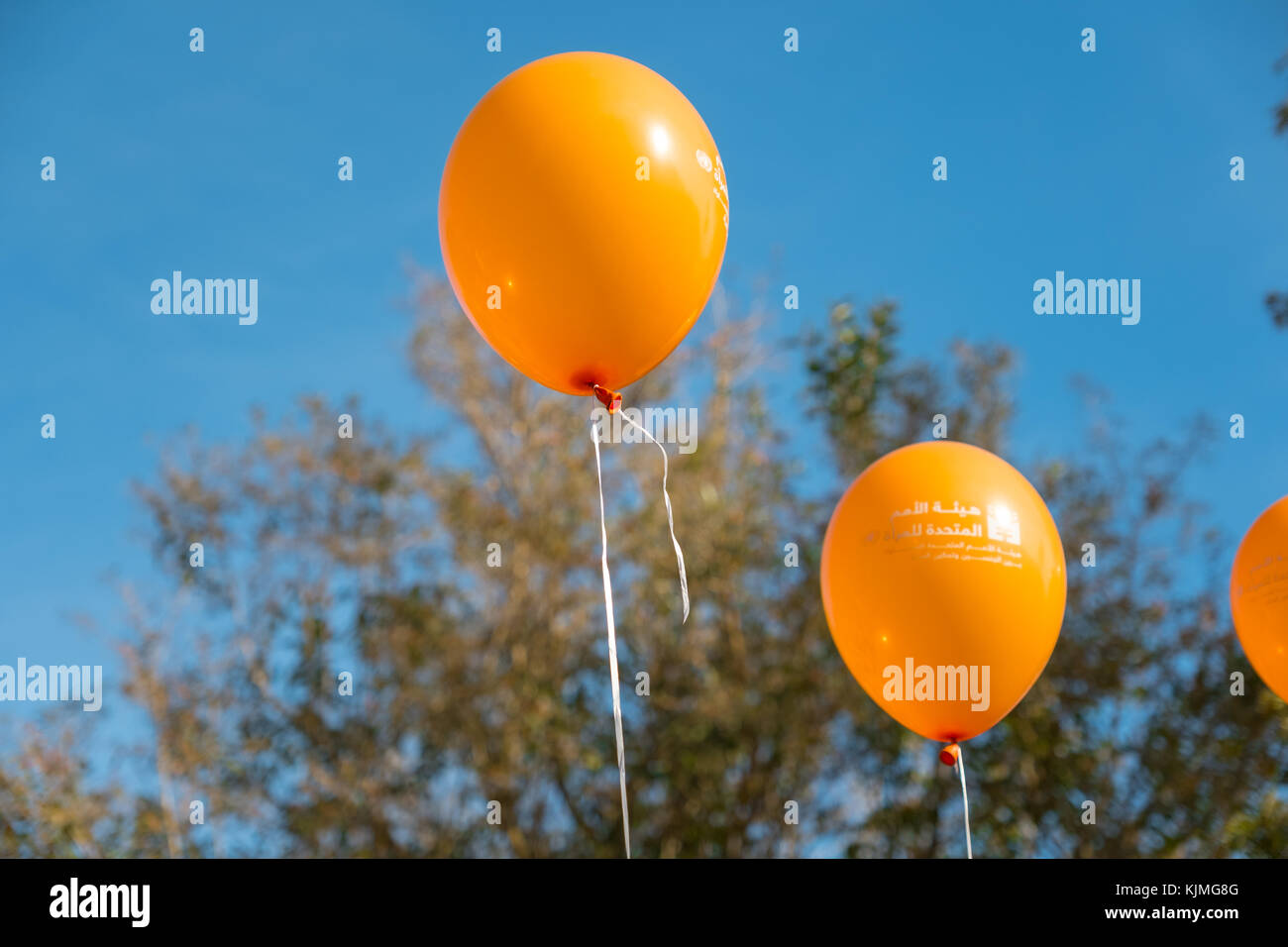 Orange ballons Gewalt gegen Frauen zu bekämpfen, Stockfoto