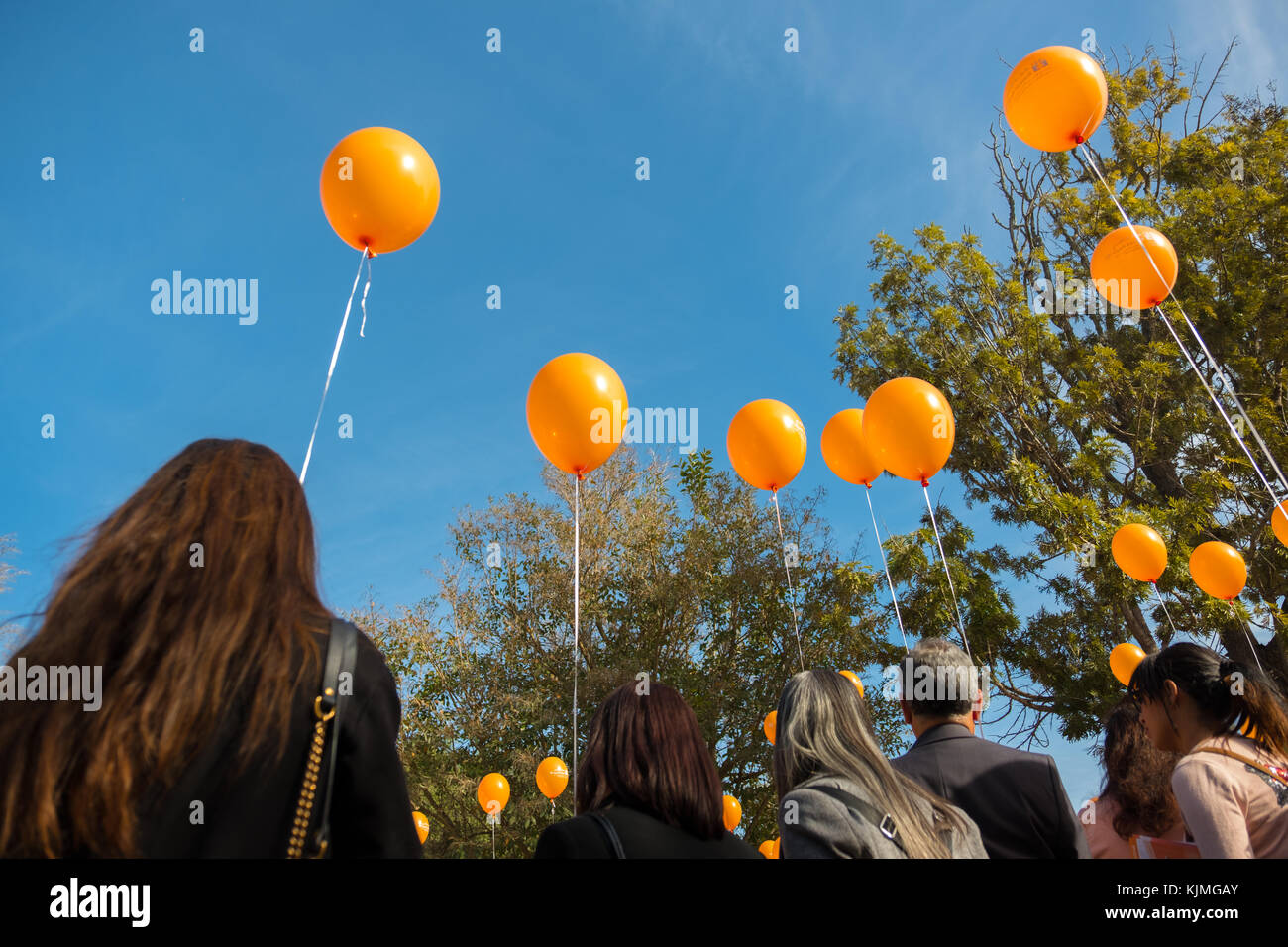 Orange ballons Gewalt gegen Frauen zu bekämpfen, Stockfoto