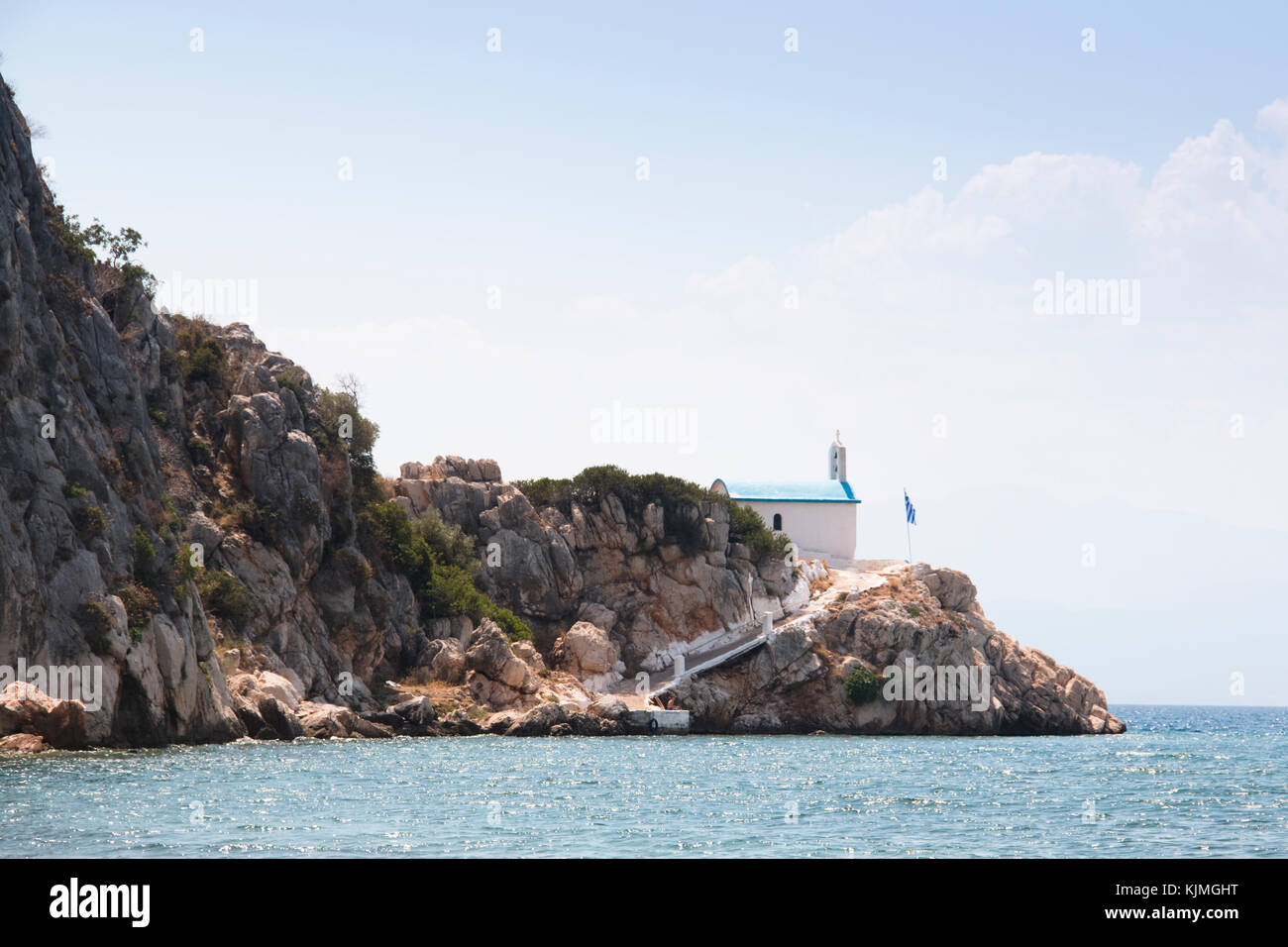 Kleine Kirche auf einem Felsen am Strand in der Nähe von nafplio kondili in Griechenland Stockfoto