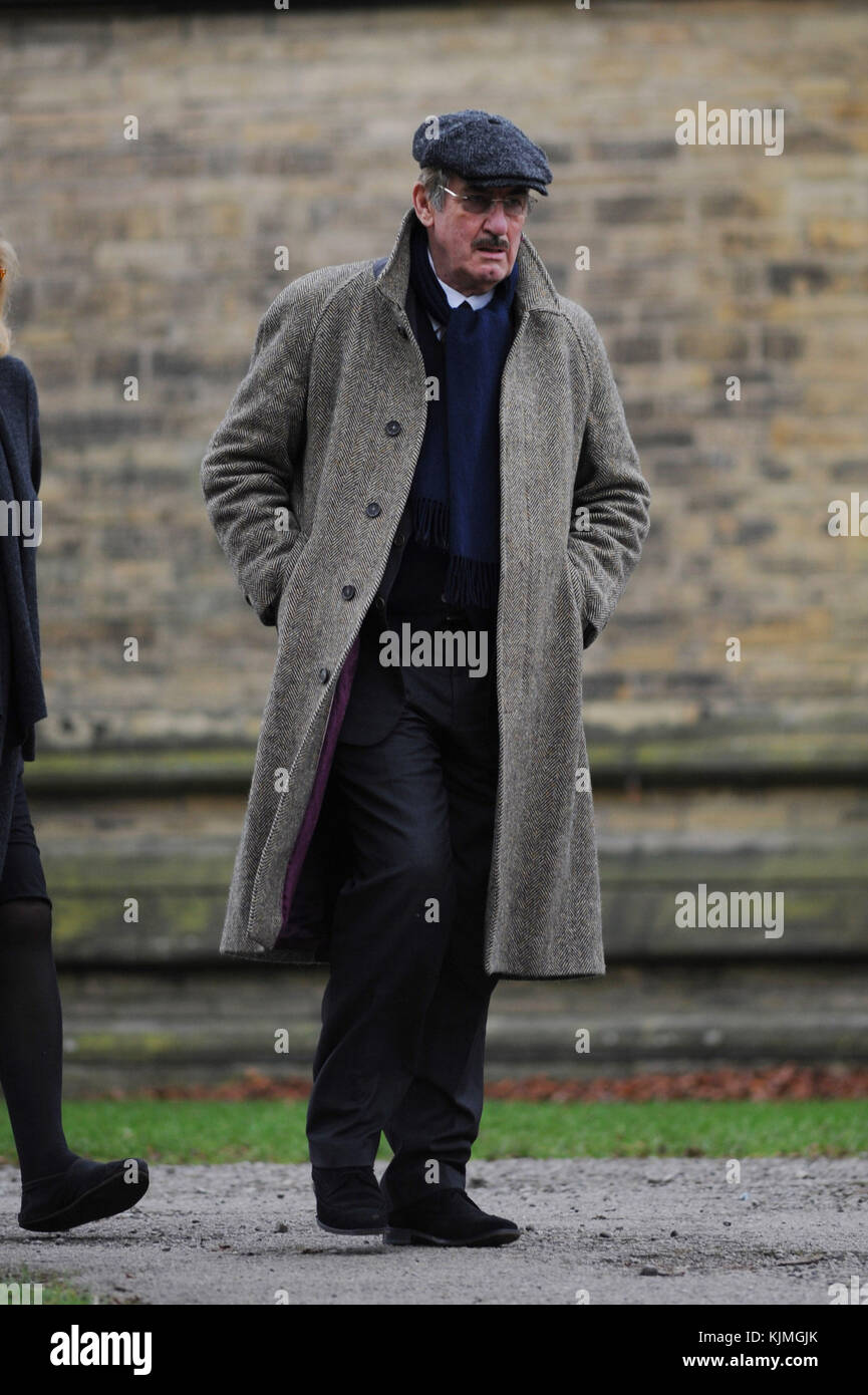 TV Benidorm Schauspieler John Challis bei Bobby Knutts Beerdigung in der Wentworth Church, nahe Rotherham, South Yorkshire, Großbritannien. Stockfoto