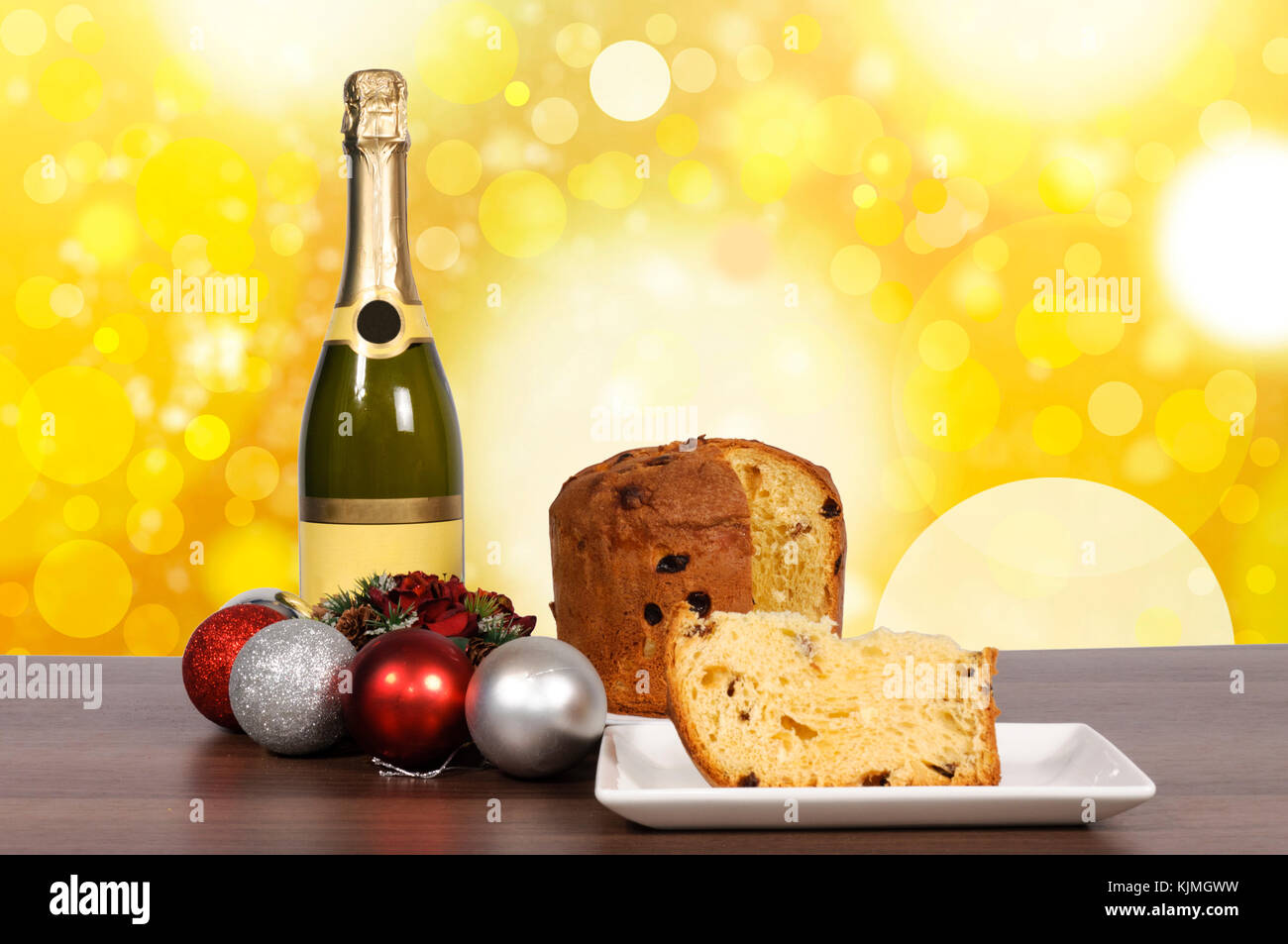 Champagner und Kuchen auf dem hölzernen Tisch Stockfoto