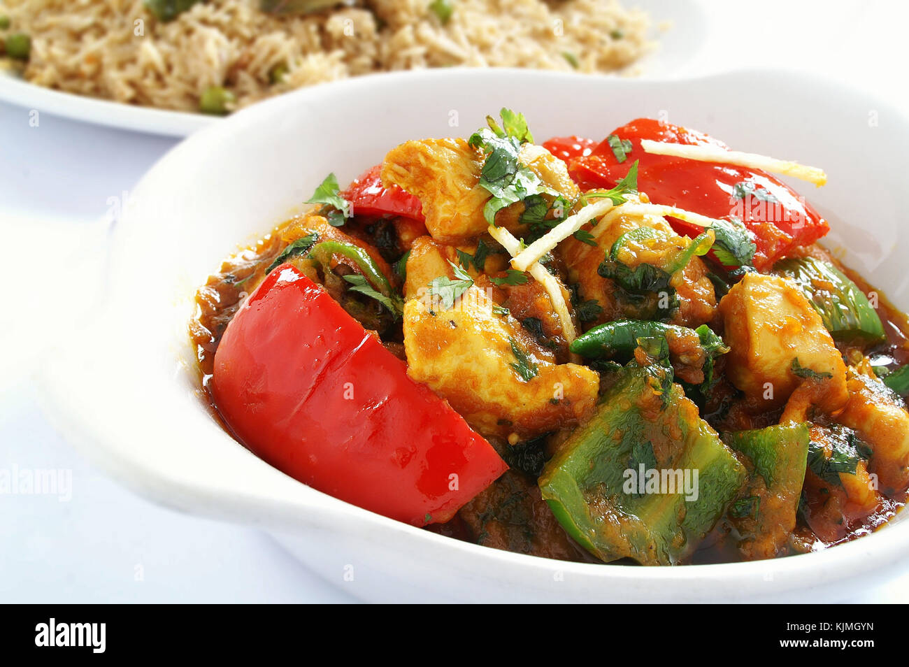 Chicken Korma mit Reis Pilaw auf Weiß Stockfoto