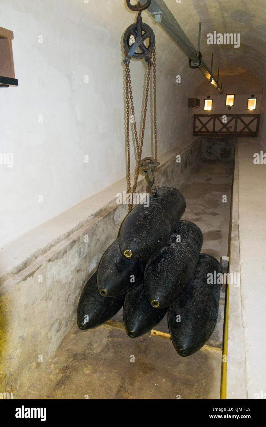 100 mm pistole Fotos und Bildmaterial in hoher Auflösung Alamy