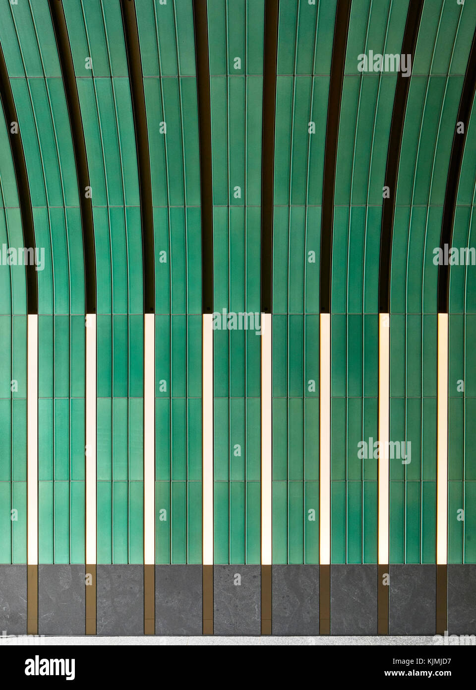 Grün keramische Wand innerhalb Eingang Tunnel. Rathbone Square, London, Vereinigtes Königreich. Architekt: Machen Ltd, 2017. Stockfoto