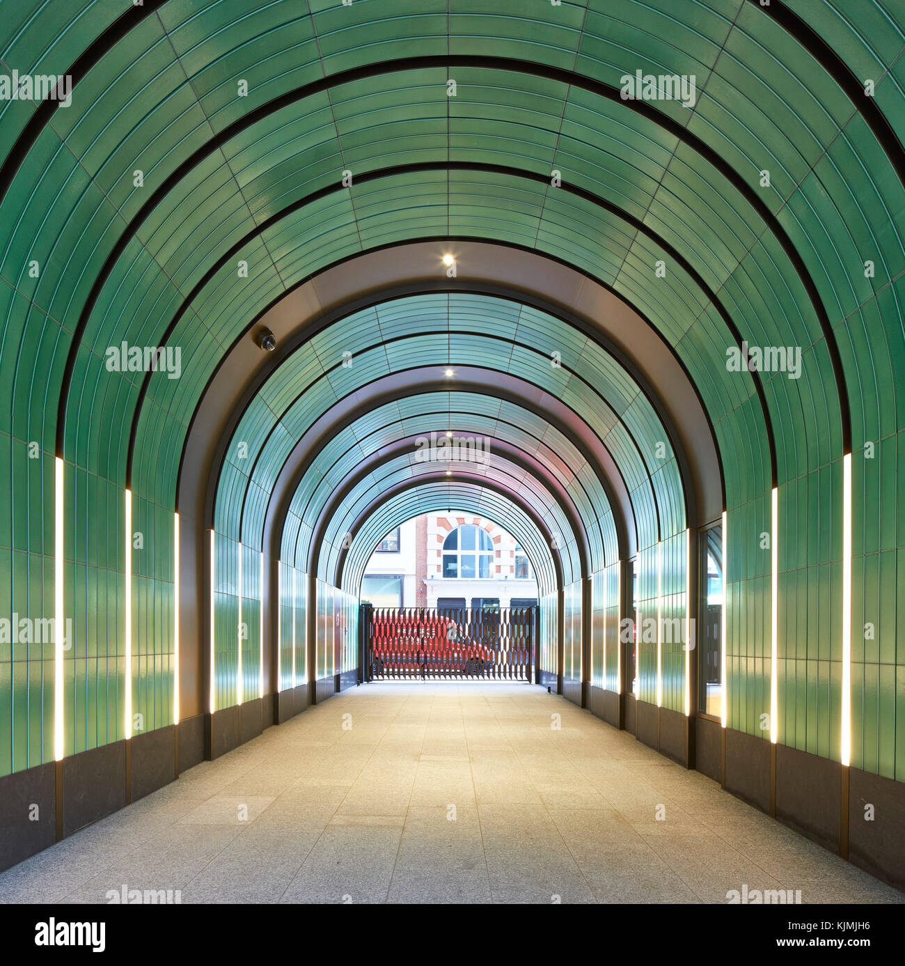 In Keramik verkleideten Eingang Tunnel. Rathbone Square, London, Vereinigtes Königreich. Architekt: Machen Ltd, 2017. Stockfoto