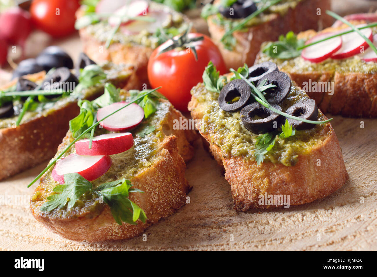 Traditionellen italienischen Bruschetta mit Pesto und radis, seective Fokus Stockfoto