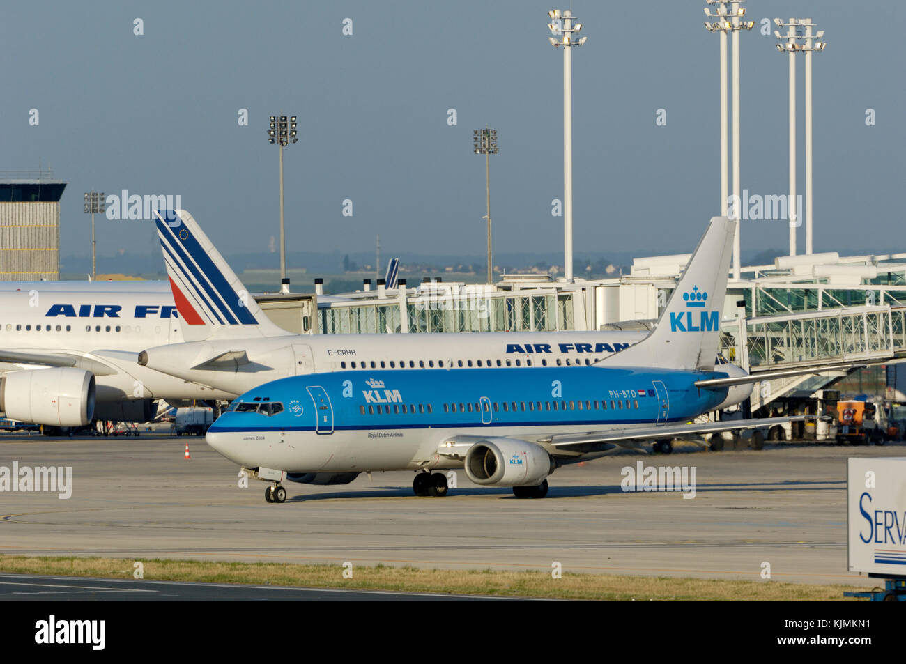 Rollen hinter Air France Schwänze im Terminal 2 geparkt Stockfoto