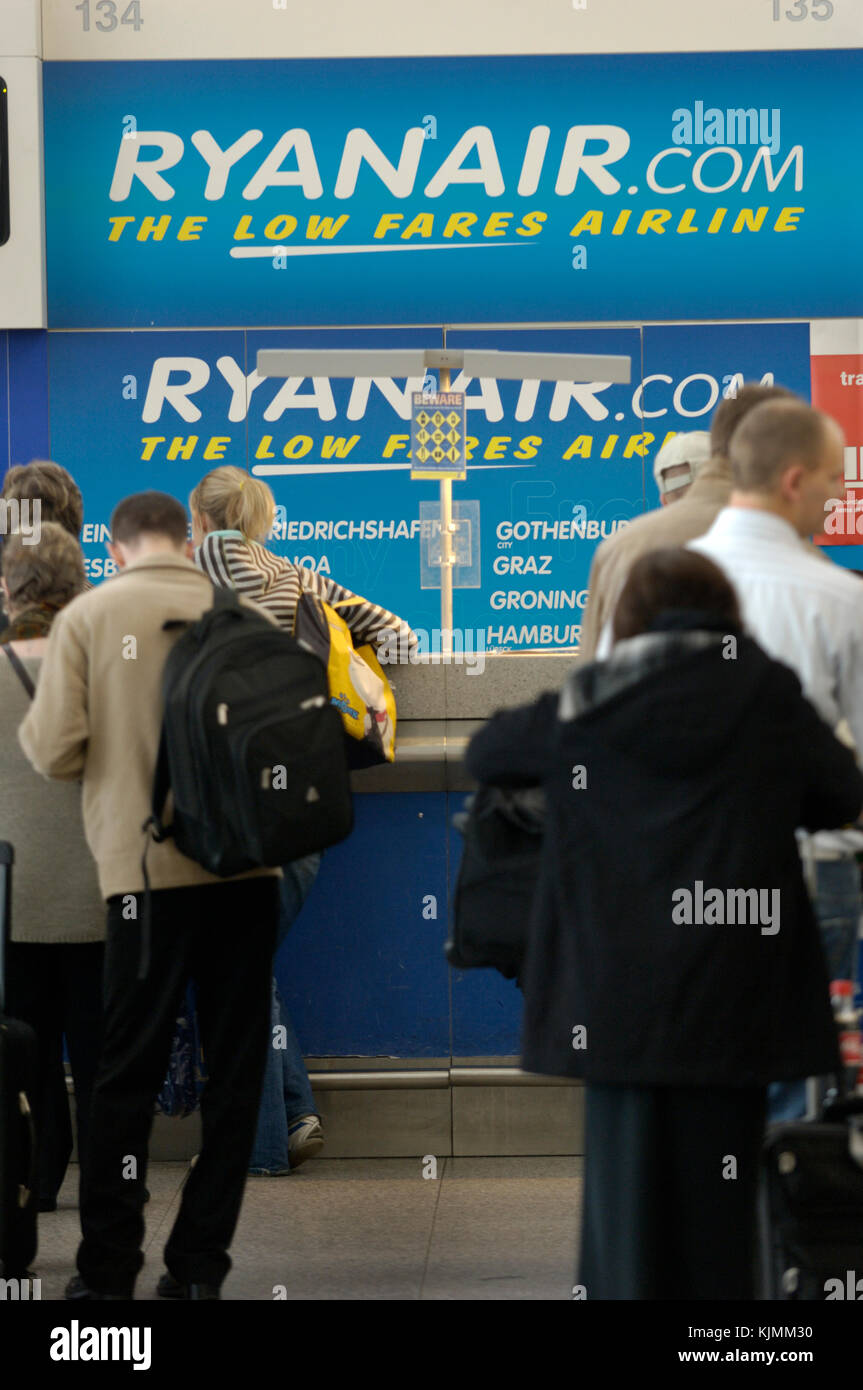 Passagiere der Warteschlange im Hauptterminal Ryanair Check-in-Halle mit Handgepäck Stockfoto