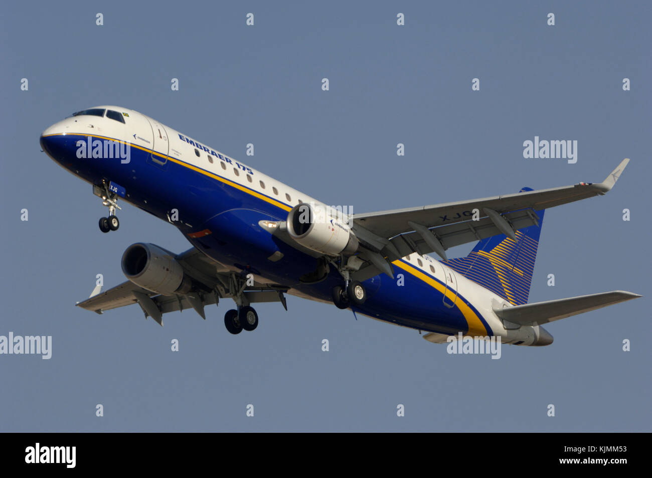 Prototyp Flugzeug, eine Embraer 175 in einem Flypast mit Fahrwerk nach unten. Ansicht von unten. Stockfoto