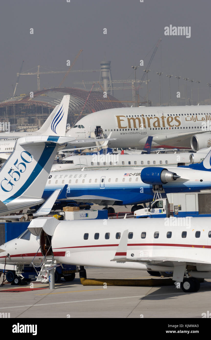 Embraer Legacy, Gulfstream 550, CRJ-700, Global Express, B737, A380 und andere in der statisch-Display geparkt Stockfoto