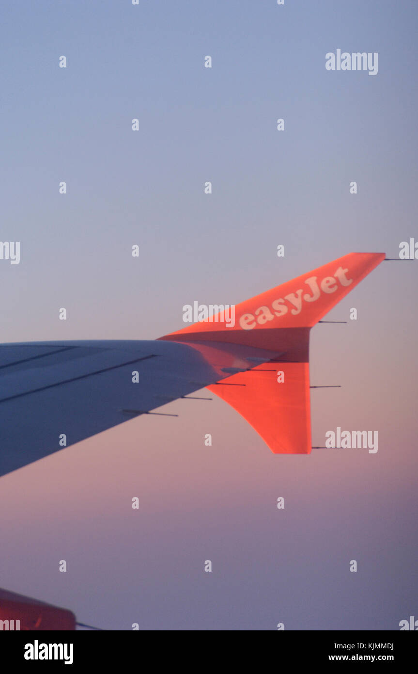 Flügel und Winglets mit statischen elektrischen Entladung - Dochte im Morgengrauen auf dem Weg BRS-GVA Stockfoto