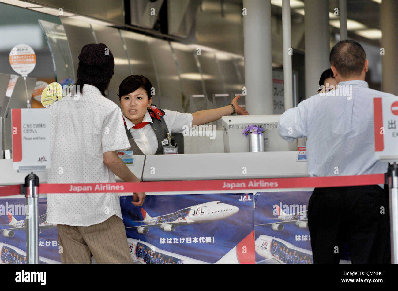 Passagier an der JAL Ticket Information im Haupt Airport Terminal building Stockfoto