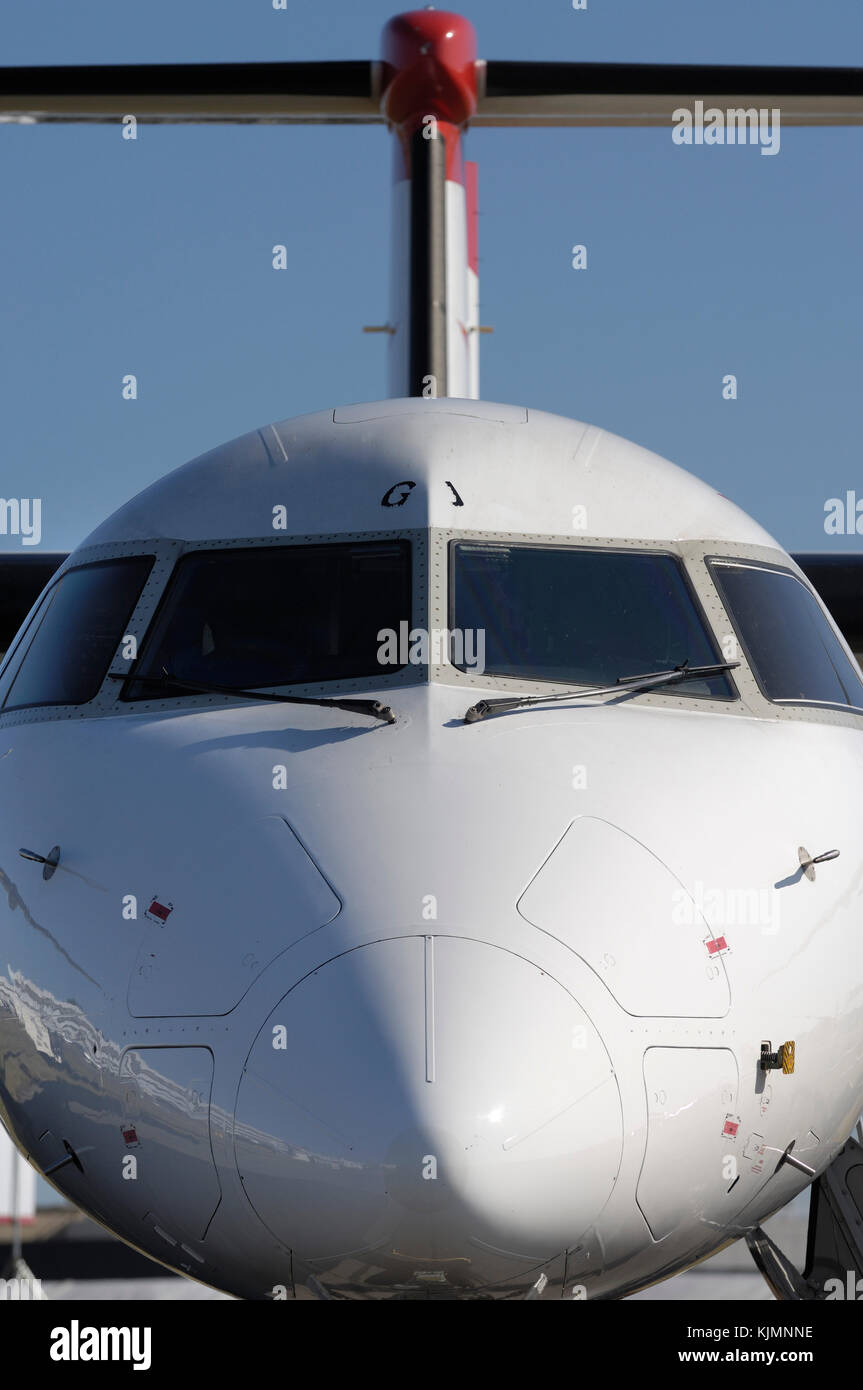 Windschutzscheibe und Heckflosse der Austrian Arrows Bombardier DHC-8 Dash 8-400 Q 400 2006 auf der internationalen Luftfahrtausstellung in Farnborough Stockfoto