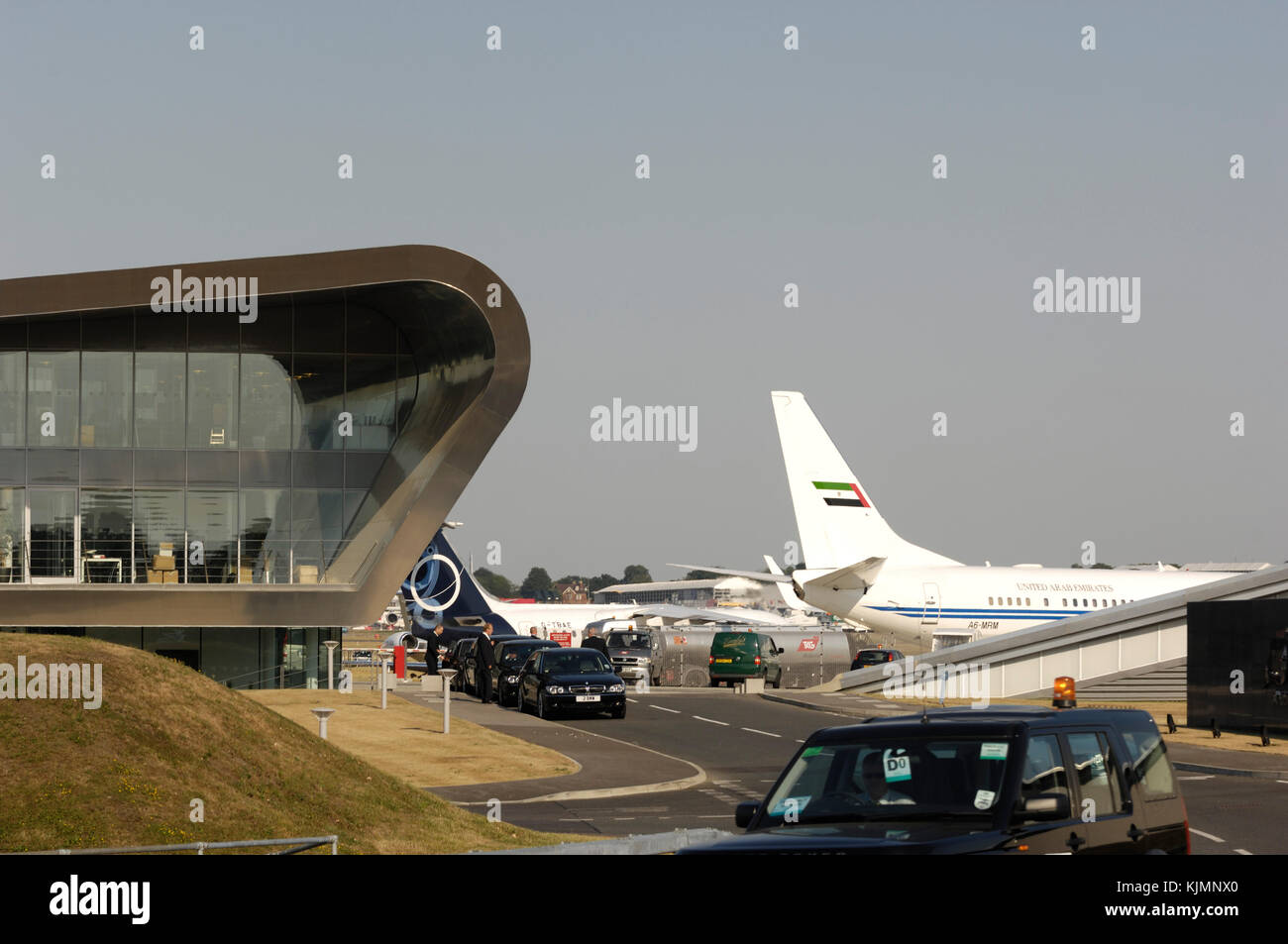 Amiri Flight Boeing 737-800 BBJ, BAE 146-300 und Bombardier Global Express geparkt, der TAG Aviation Terminal und privaten Autos mit Chauffeur am 2. Stockfoto