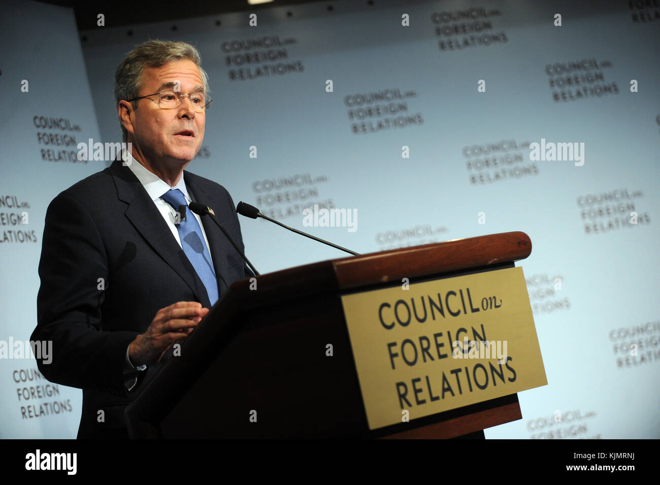 NEW YORK, NY - JANUAR 19: Der republikanische Präsidentschaftshoffnung Jeb Bush spricht am 19. Januar 2016 im Council on Foreign Relations in New York City. Bush hat sich gegen andere republikanische Präsidentschaftskandidaten wie Donald Trump und Sen. Ted Cruz geschlagen. Leute: Jeb Bush Stockfoto