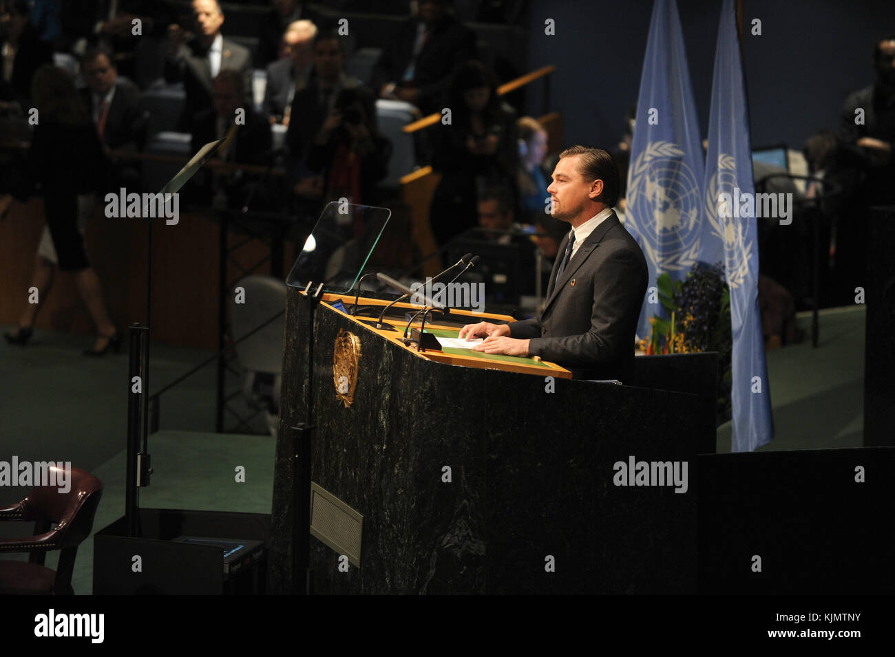 NEW YORK, NY - APRIL 22: Schauspieler/Aktivist Leonardo DiCaprio spricht während der Unterzeichnung des Pariser Klimaabkommens bei den Vereinten Nationen am 22. April 2016 in New York City. Personen: Leonardo DiCaprio Stockfoto
