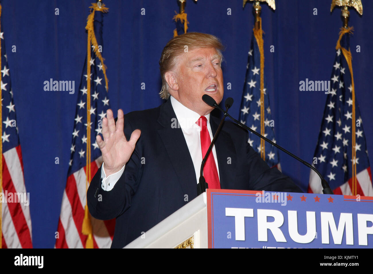 JUPITER, FL - MÄRZ 08: (Bis 03/16/16) Donald J. Trump hält eine Pressekonferenz im Trump National Golf Club Jupiter am 8. März 2016 in Jupiter, Florida Leute: Donald Trump Stockfoto