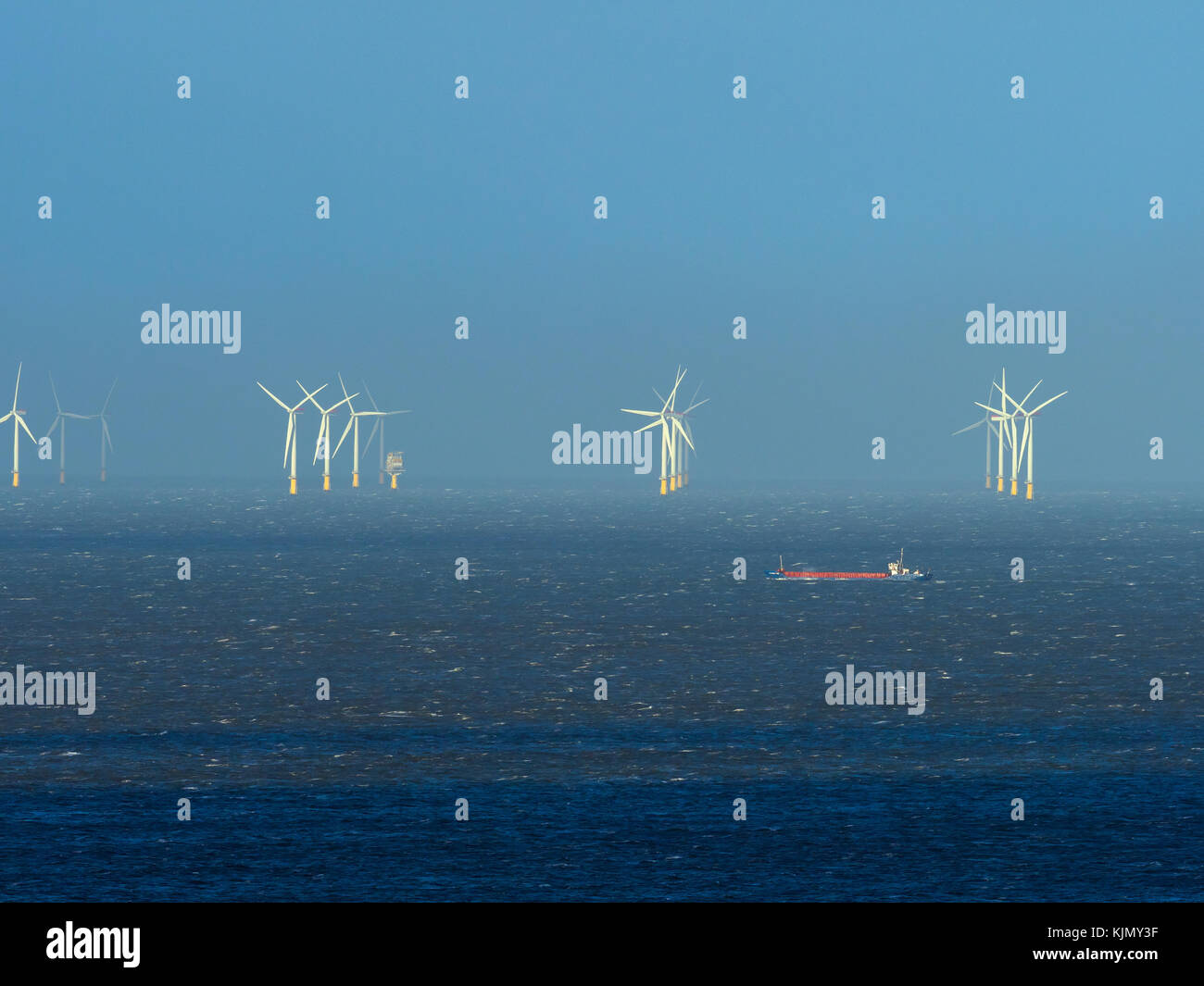 Containerschiff vorbei Sheringham shoal Windpark von Sheringham Park Winter Norfolk Norfolk Coast Gebiet von außergewöhnlicher natürlicher Schönheit Stockfoto