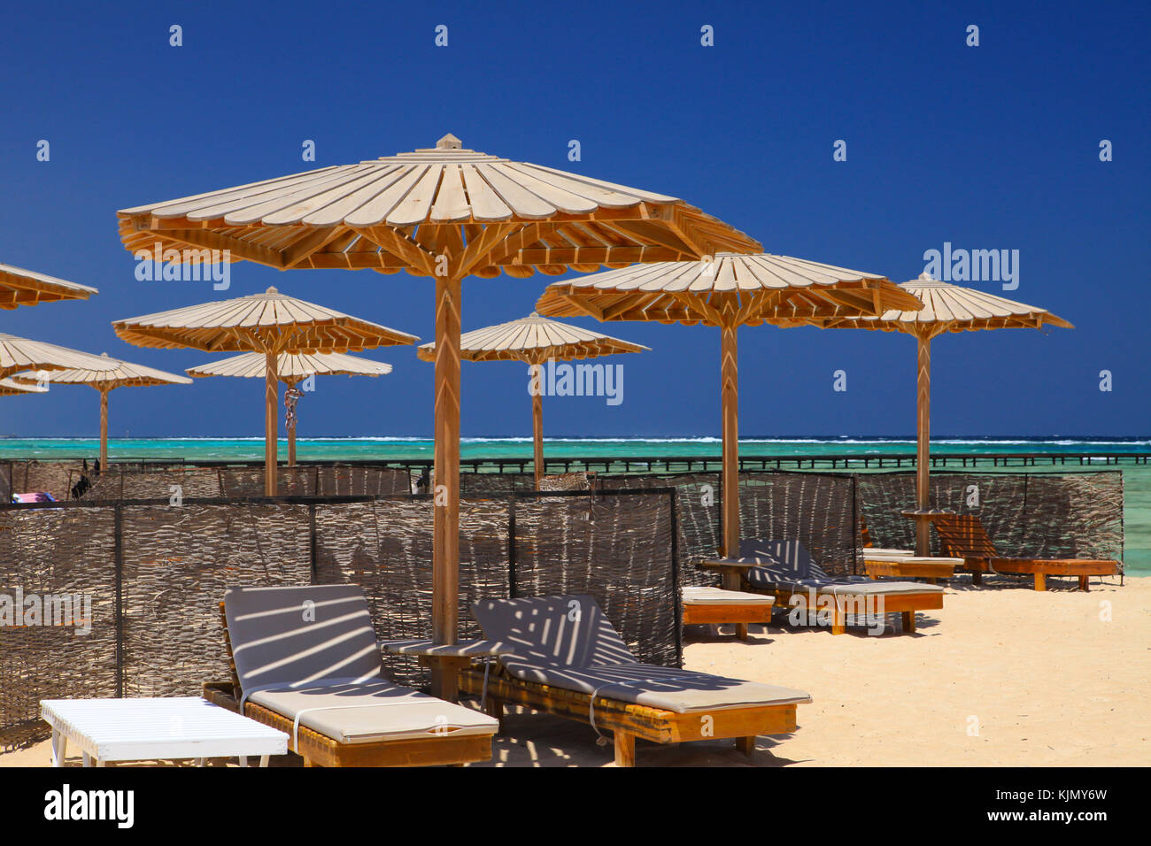 Ägyptische Sonnenschirm am Strand des Roten Meeres. Marsa Alam, Ägypten. Stockfoto