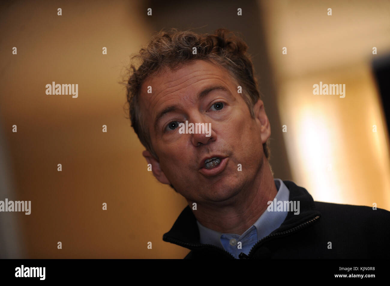 DAVENPORT, IA - JANUAR 29: Republikanischer Präsidentschaftskandidat, Sen. Rand Paul (R-KY) und seine Frau Kelley Paul, adressiert am 29. Januar 2016 im Hotel Blackhawk in Davenport, Iowa, ein Zimmer voller Unterstützer. Personen: Rand Paul Stockfoto