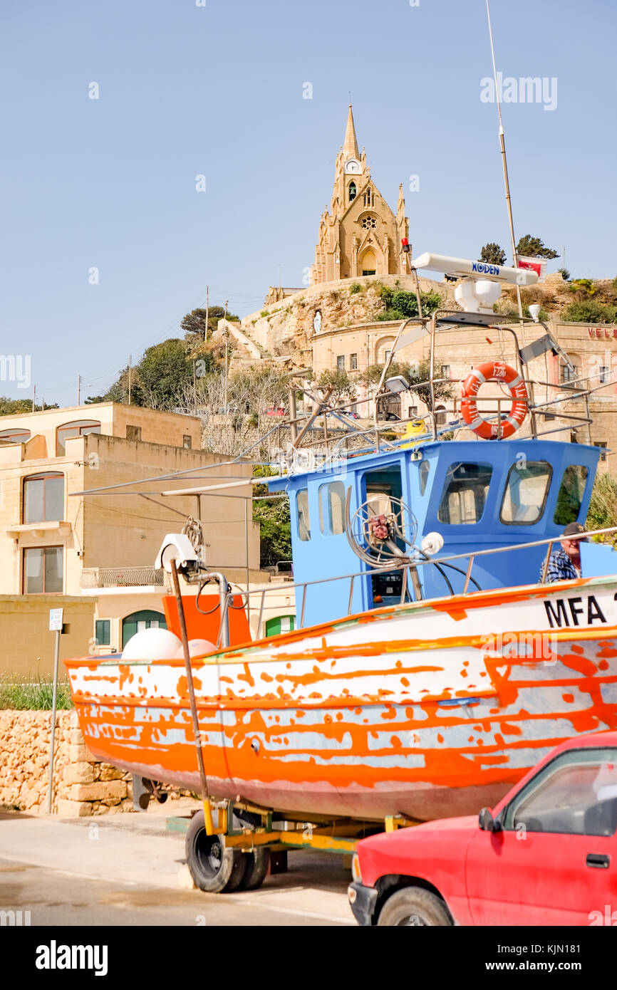 Mgarr, Malta - Oktober, 2014: Schiffe und Boote im Hafen von Mgarr Stockfoto
