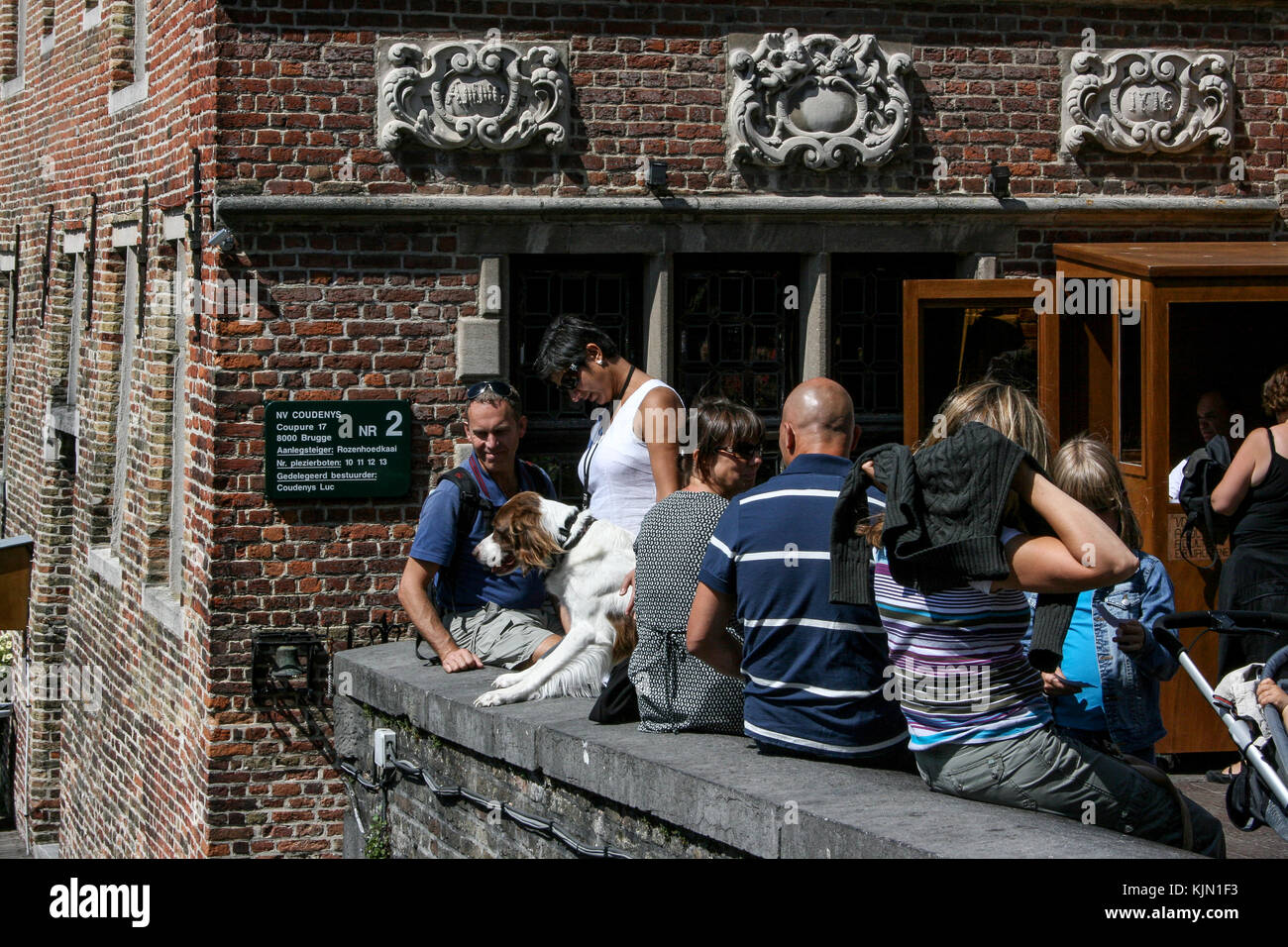 Stadtbild von Brügge, Flandern, Belgien. Wasser Kanal bei Rozenhoedkaai mit alten Backsteinbauten und Glockenturm auf dem Hintergrund. Stockfoto