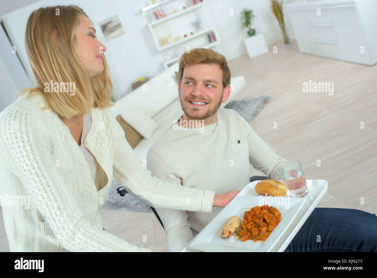 Frau der Mann mit einer Mahlzeit serviert Stockfoto