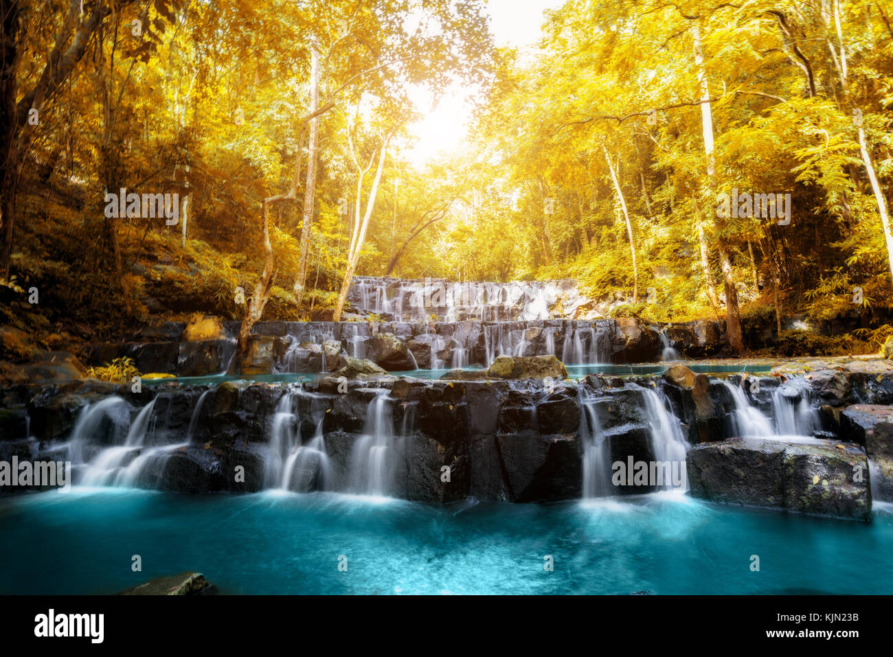 Sam lan Wasserfall ist schöner Wasserfall im tropischen Wald, Provinz Saraburi, Thailand. Stockfoto
