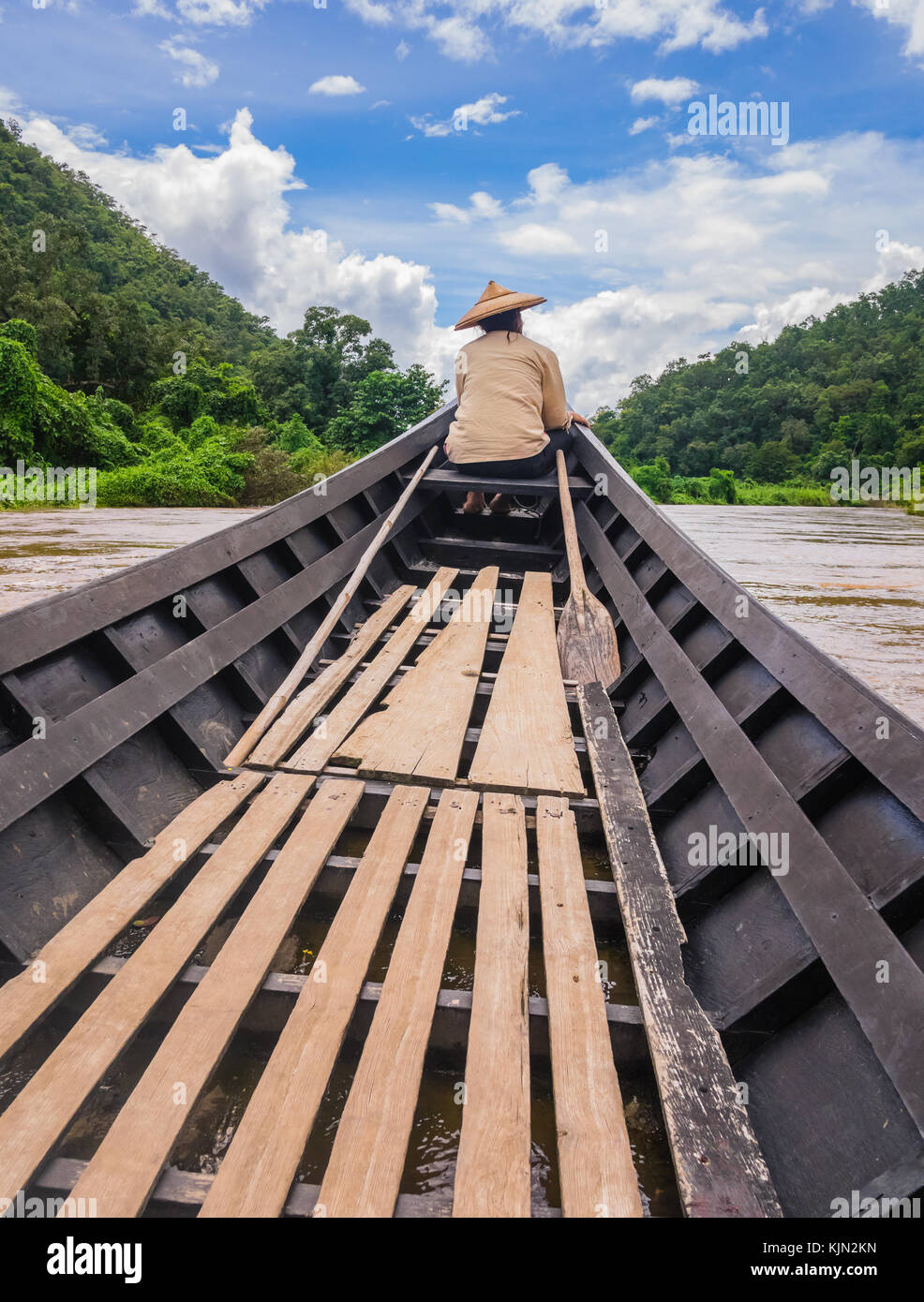 Segeln auf dem Pai Fluss mit den typischen Longtail Boot, Thailand Stockfoto