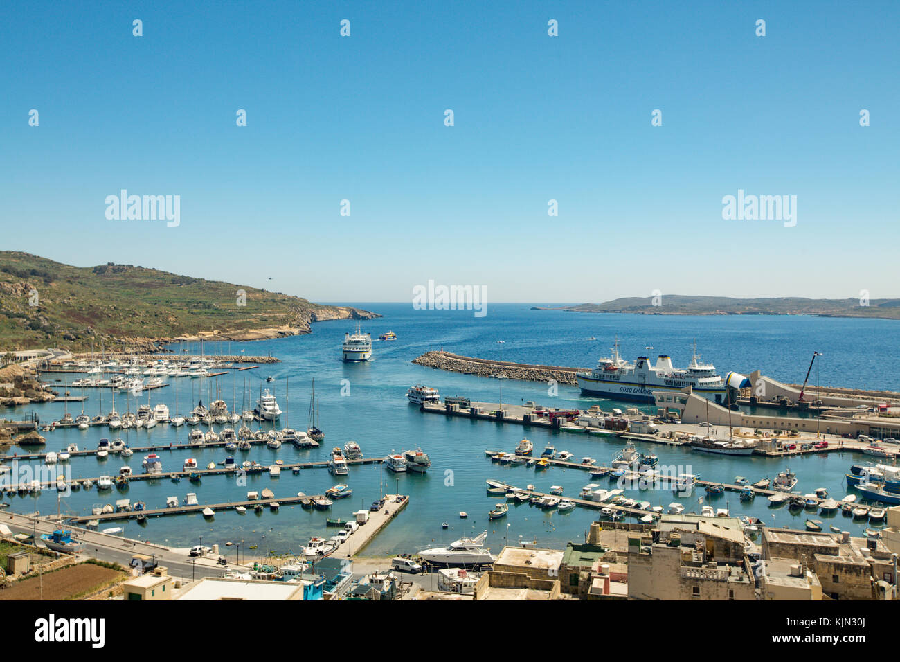 Mgarr, Malta - Oktober, 2014: Schiffe und Boote im Hafen von Mgarr Stockfoto