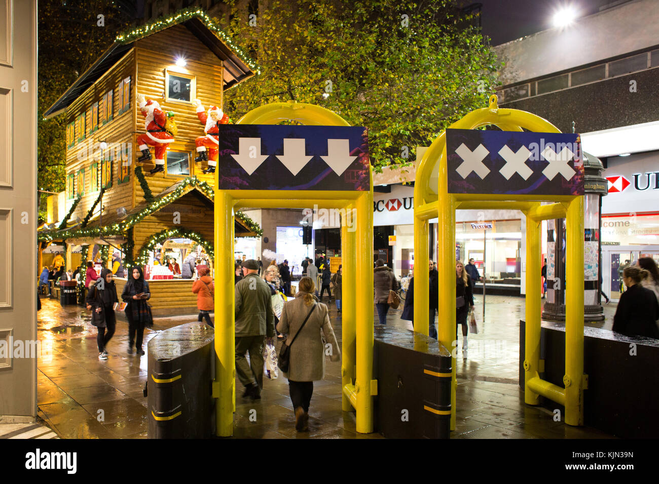 Sicherheitsbarrieren Terrorismus auf der Frankfurter Weihnachtsmarkt 2017 in Birmingham, Großbritannien zu verhindern Stockfoto