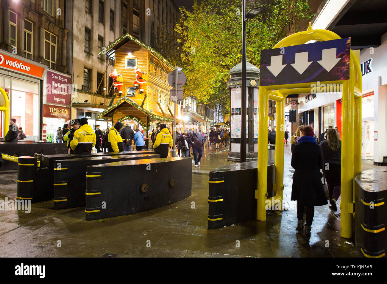 Sicherheitsbarrieren Terrorismus auf der Frankfurter Weihnachtsmarkt 2017 in Birmingham, Großbritannien zu verhindern Stockfoto